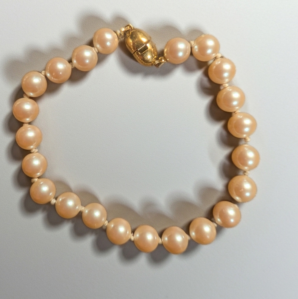 Vintage Monet Simulated Faux Pearl Pearl Gold Tone Bracelet 15$